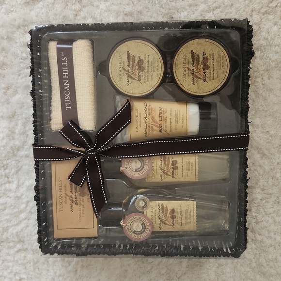 🆕️ Tuscan Hills Vanilla Almond Bath & Body Giftset NWT - Picture 1 of 9